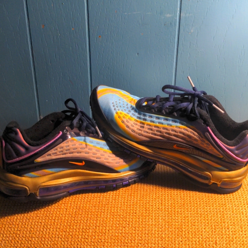 Womans Nike Size 9